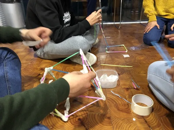 Jóvenes participando en un reto de Dénia Actitud