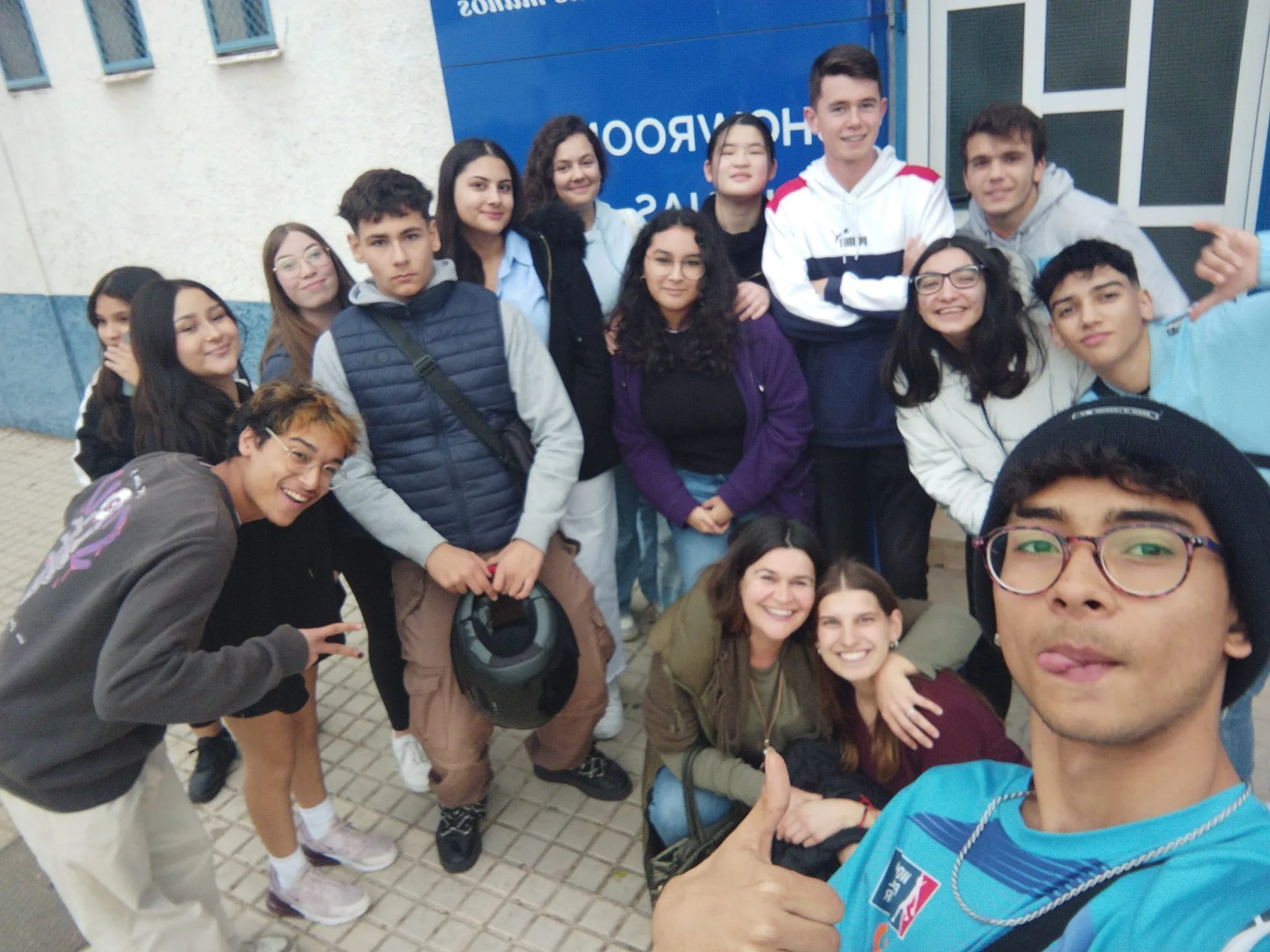 Jóvenes trabajando en equipo en La EJE