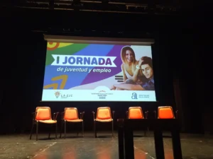 Escenario principal de la I Jornada de Juventud y Empleo en Santa Pola con el cartel del evento