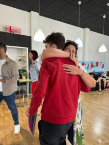 Educadora abrazando a joven en el cierre del Campus Emprendedor de Pascua de La EJE.