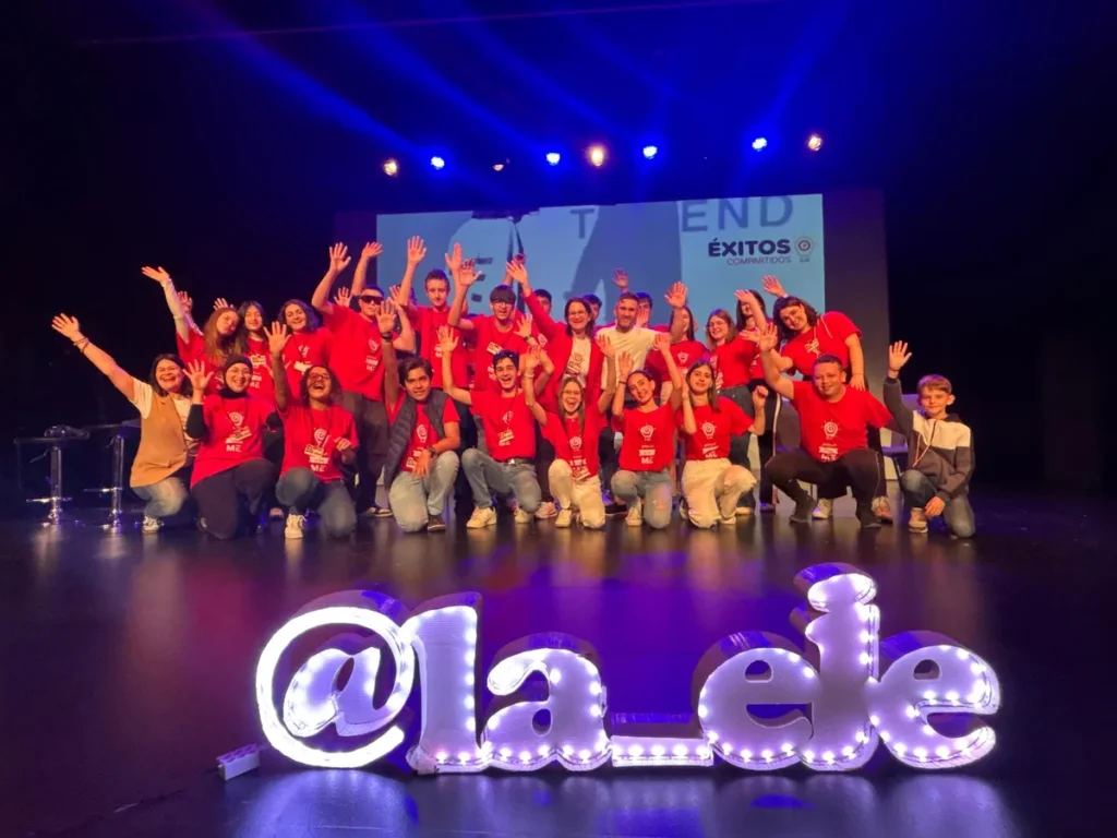 Grupo de jóvenes de La EJE sobre el escenario durante Éxitos Compartidos Calpe 2025 