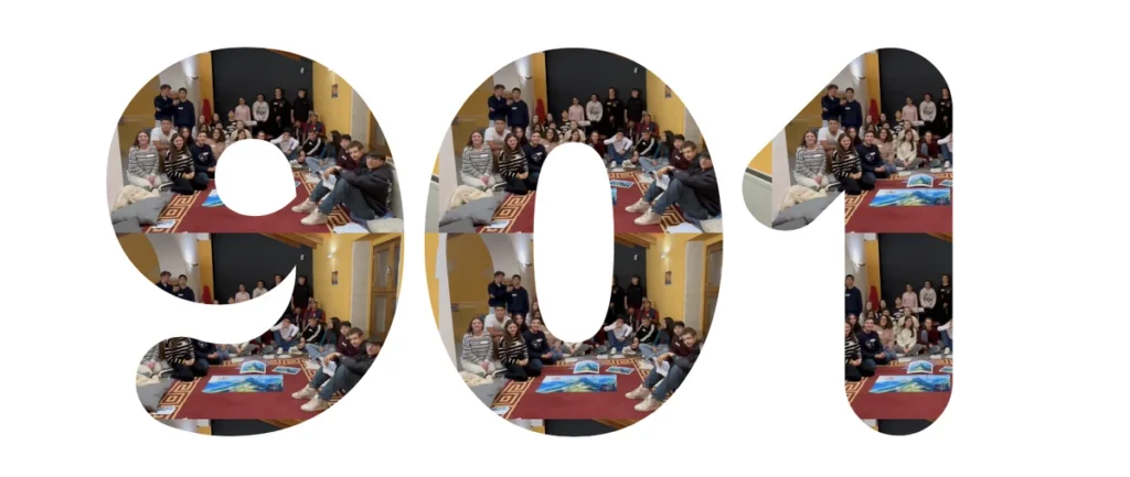 Alumnos del grupo 901 de La EJE posando en una dinámica de trabajo en equipo