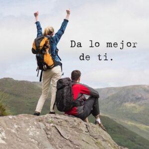 Dos personas con mochilas en la cima de una montaña; una levanta los brazos con entusiasmo junto al mensaje “Da lo mejor de ti”.