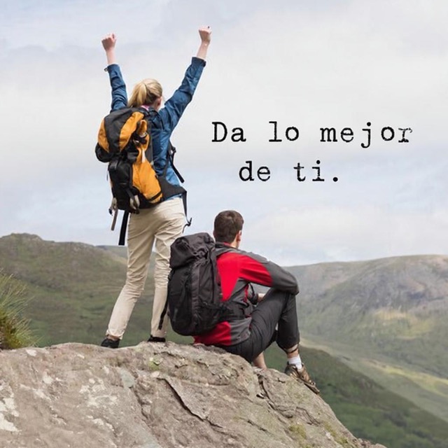 Dos personas con mochilas en la cima de una montaña; una levanta los brazos con entusiasmo junto al mensaje “Da lo mejor de ti”.
