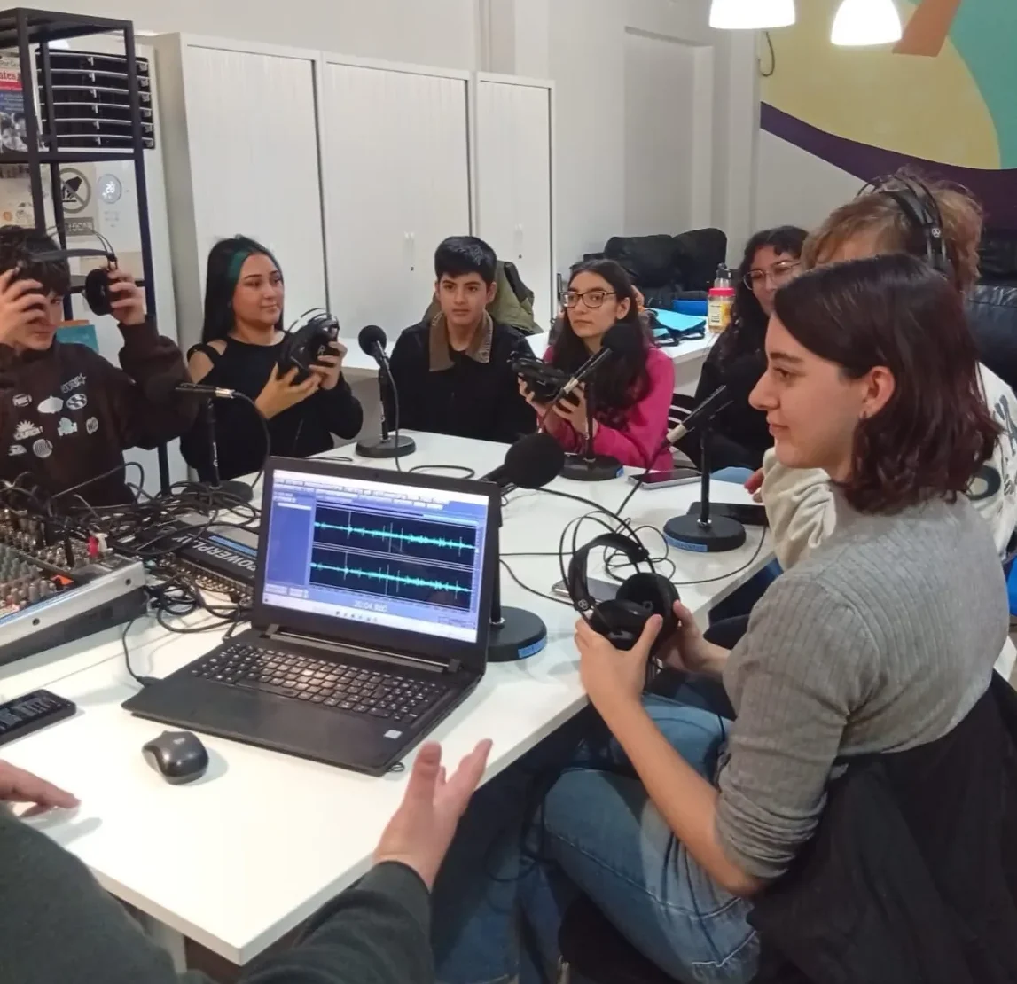 Jóvenes alumnos de La EJE participando activamente en el podcast de Juventud Dénia frente a micrófonos