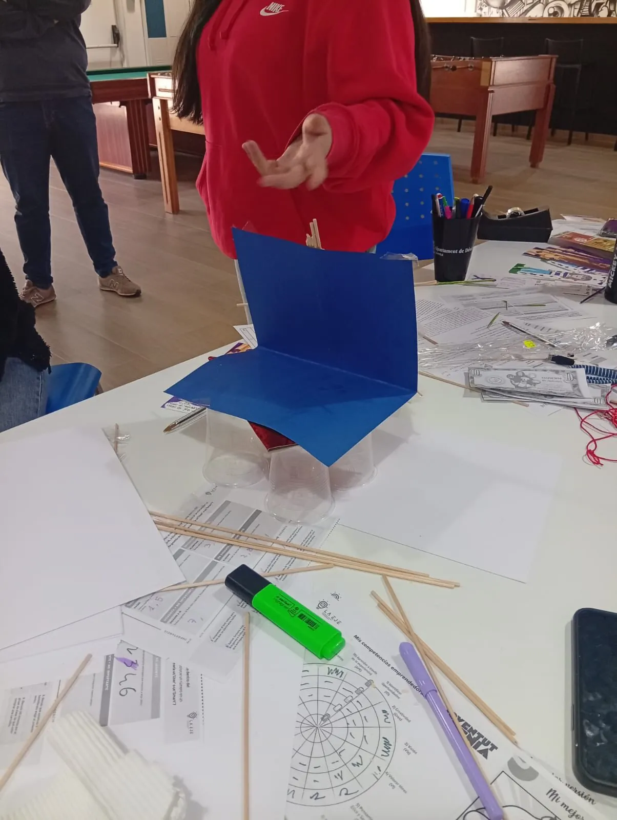 Jóvenes trabajando en equipo en el Campus de Pascua de La EJE