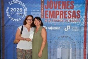 La EJE posa con el trofeo de Empresa Inspiradora en los Premios Jovempa. Imagen optimizada para web para el blog de La EJE sobre el Premio Empresa Inspiradora Jovempa. VERONICA DEAMBROGIO Y LAURENCE BOUCHERON