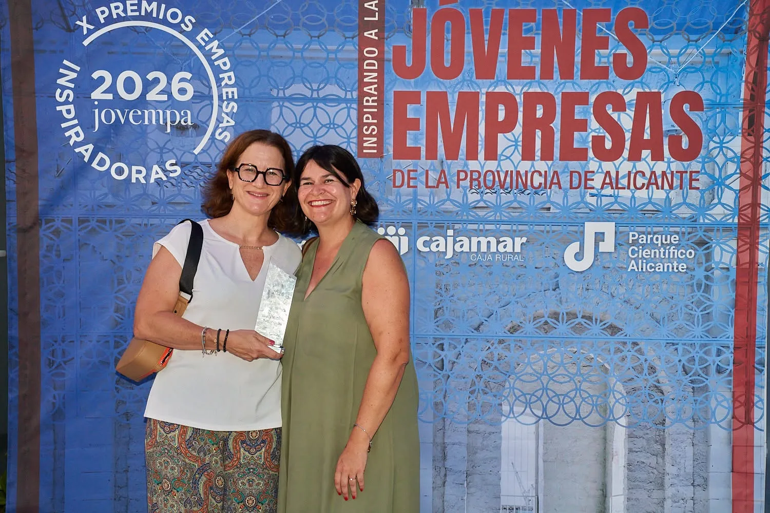 Verónica Deambrogio y Laurence Boucheron recogiendo el premio Jovempa