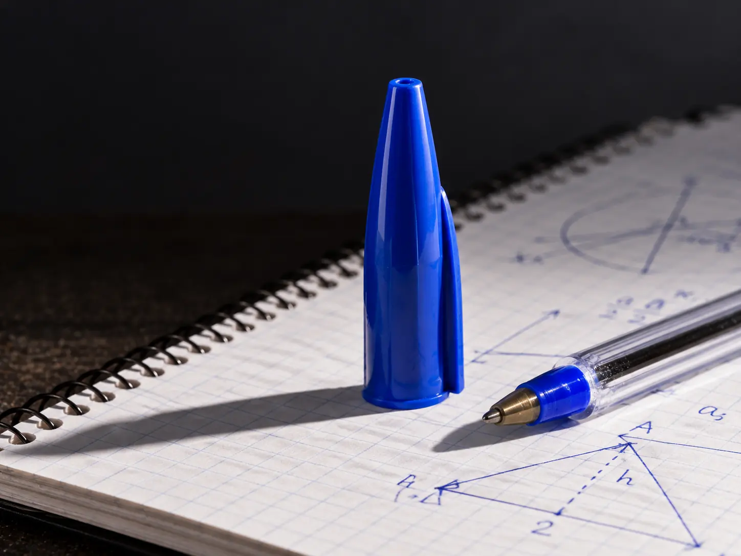 Capuchón de bolígrafo sobre cuaderno de notas